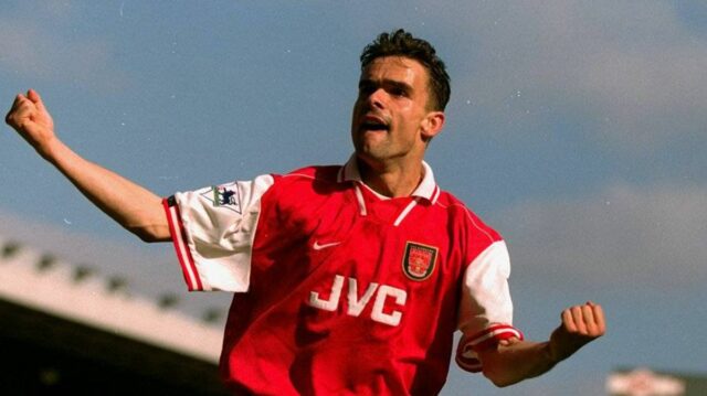 Stroj na prdenie žartíka Arsenalu nechal manažéra počas tímových stretnutí Muž oblečený v červeno-bielom futbalovom drese s