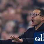 Liam Rosenior gestikuluje na postrannej čiare.