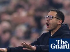 Štvrťfinále FA Cupu a problémy v Chelsea – Football Weekly | futbal Liam Rosenior gestikuluje na postrannej čiare.