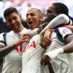 Richarlison z Tottenhamu Hotspur oslavuje so spoluhráčmi po tom, čo strelil svoj druhý gól na 2:0 počas zápasu Premier League medzi Tottenhamom Hotspur a Burnley na štadióne Tottenham Hotspur 16. augusta 2025 v Londýne v Anglicku.
