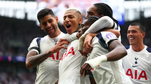 Richarlison z Tottenhamu Hotspur oslavuje so spoluhráčmi po tom, čo strelil svoj druhý gól na 2:0 počas zápasu Premier League medzi Tottenhamom Hotspur a Burnley na štadióne Tottenham Hotspur 16. augusta 2025 v Londýne v Anglicku.