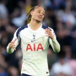 Xavi Simons z Tottenham Hotspur reaguje počas zápasu Premier League medzi Tottenham Hotspur a Brighton & Hove Albion na štadióne Tottenham Hotspur 18. apríla 2026 v Londýne, Anglicko.