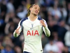 Štyria hráči Tottenhamu sa chystajú na „špeciálnu“ rolu Roberta De Zerbiho a náhradníka Xaviho Simonsa Xavi Simons z Tottenham Hotspur reaguje počas zápasu Premier League medzi Tottenham Hotspur a Brighton & Hove Albion na štadióne Tottenham Hotspur 18. apríla 2026 v Londýne, Anglicko.