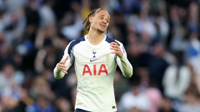 Xavi Simons z Tottenham Hotspur reaguje počas zápasu Premier League medzi Tottenham Hotspur a Brighton & Hove Albion na štadióne Tottenham Hotspur 18. apríla 2026 v Londýne, Anglicko.