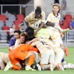 15. apríla 2026; Washington, DC, USA; Jeden Knoxville SC Kyle Linhares (11) oslavuje so spoluhráčmi po strelení víťazného gólu proti DC United v rozstrele počas US Open Cup na Audi Field. Povinný kredit: Amber Searls-Imagn Images
