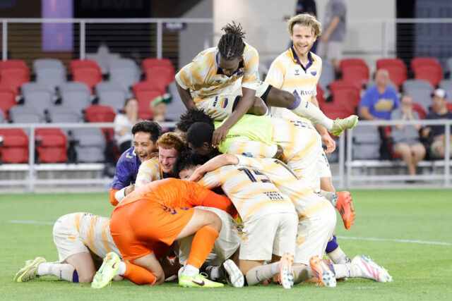 15. apríla 2026; Washington, DC, USA; Jeden Knoxville SC Kyle Linhares (11) oslavuje so spoluhráčmi po strelení víťazného gólu proti DC United v rozstrele počas US Open Cup na Audi Field. Povinný kredit: Amber Searls-Imagn Images