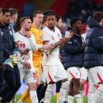 Sklíčení hráči Anglicka tlieskajú po medzištátnom priateľskom zápase medzi Anglickom a Japonskom na štadióne Wembley