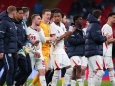 Svetový rebríček FIFA potvrdený pred majstrovstvami sveta s novým číslom 1 po prehre Anglicka Sklíčení hráči Anglicka tlieskajú po medzištátnom priateľskom zápase medzi Anglickom a Japonskom na štadióne Wembley