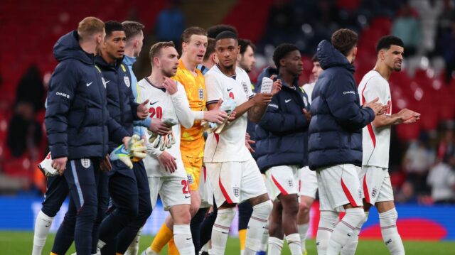 Sklíčení hráči Anglicka tlieskajú po medzištátnom priateľskom zápase medzi Anglickom a Japonskom na štadióne Wembley