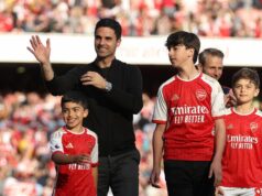 Syn Mikela Artetu urobil ďalší krok v akadémii Arsenalu, keď poskočil nahor Syn Mikela Artetu, Gabriel (v strede), práve debutoval za Arsenal do 18 rokov