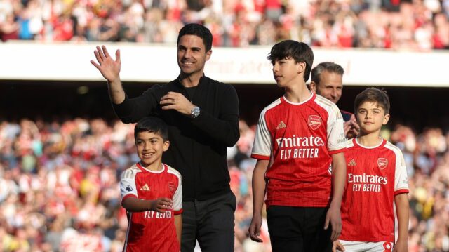 Syn Mikela Artetu, Gabriel (v strede), práve debutoval za Arsenal do 18 rokov