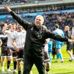 Neil Lennon si vychutnáva víťazstvo Dunfermline v Hampdene na svojej obvyklej oslave lietadla