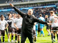 TOTO JE PRE TEBA, OTEC: Neil Lennon vzdáva hold svojmu zosnulému otcovi po tom, čo priviedol Dunfermline do finále Škótskeho pohára Neil Lennon si vychutnáva víťazstvo Dunfermline v Hampdene na svojej obvyklej oslave lietadla