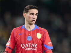 Tábor PSG je v rozklade len niekoľko hodín pred súbojom s Liverpoolom, keď hviezda „ODMIETLA hrať“ pre zranenie kolena – no kluboví zasvätenci veria, že hráč je „úplne v poriadku“ PSG je údajne nespokojný so stredopoliarom Fabianom Ruizom, keď tvrdí, že odmietol hrať kvôli bolesti kolena