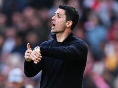 Taktika Mikela Artetu, ktorá zlyhala len štyri dni po majstrovskom kurze Arsenalu Mikel Arteta, manažér Arsenalu, ukazuje na hodinky počas zápasu Premier League medzi Arsenalom a Bournemouthom na Emirates Stadium 11. apríla 2026 v Londýne v Anglicku.