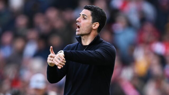 Mikel Arteta, manažér Arsenalu, ukazuje na hodinky počas zápasu Premier League medzi Arsenalom a Bournemouthom na Emirates Stadium 11. apríla 2026 v Londýne v Anglicku.