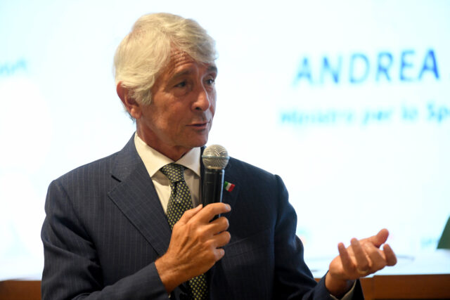 Taliansky minister športu sa zameriava na Gravinu a vyzýva na prepracovanie „vedenia FIGC“.
