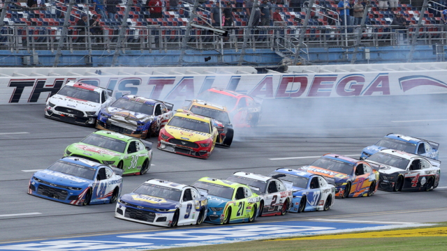 Talladega Superspeedway priťahuje asi 100 000 fanúšikov pred pretekmi Jack Links 500
