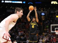 Tavion Banks z Iowy sa prihlásil do draftu NBA s nádejou na návrat do Hawkeyes Basketbal NCAA: Turnaj NCAA Elite Eight-South Regional-Iowa v Illinois