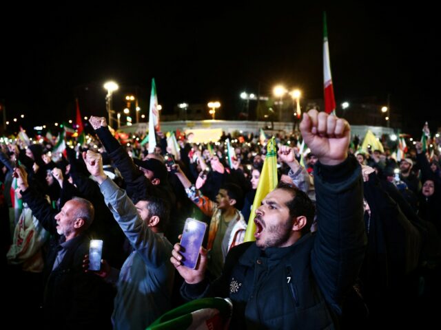 Teherán usporiadal vojenské prehliadky, keď sa malo skončiť prímerie | Americko-izraelská vojna proti Iránu
