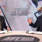 Garry Lyon (vpravo) nevedel, že on a spolumoderátor AFL 360 Gerard Whateley (vľavo) boli vo vysielaní, keď v stredu urazil jedného z najvyšších austrálskych politikov.