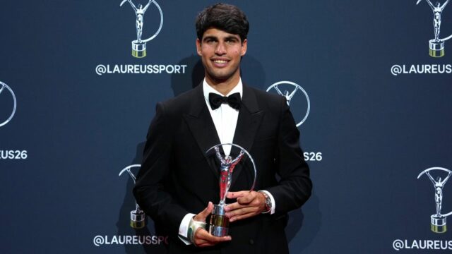 Bieloruská tenistka Aryna Sabalenková pózuje s ocenením Laureus Svetová športovkyňa roka. - Angel Martinez/Getty Images