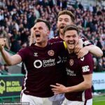 Lawrence Shankland oslavuje s Blair Spittal po zosnulom víťazovi Hearts na Easter Road