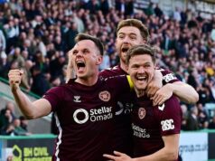 The Review: Hearts ukazujú fľašu, aby vyhrala derby bitku a urobila krok bližšie k titulu Premiership Lawrence Shankland oslavuje s Blair Spittal po zosnulom víťazovi Hearts na Easter Road