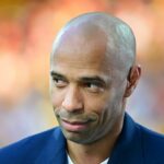 Legenda Arsenalu Thierry Henry sa pozerá