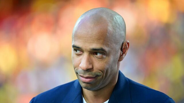 Legenda Arsenalu Thierry Henry sa pozerá