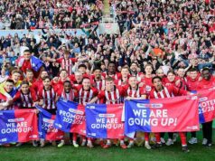 ‚Tichý, stabilný, premyslený‘ – propagácia spôsobom Lincoln City Keith Alexander oslavuje víťazstvo Lincolna v roku 2005