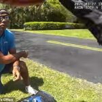 Tiger Woods kľačí na kraji cesty po tom, ako sa jeho SUV odvalil na štvrtú ulicu na ostrove Jupiter