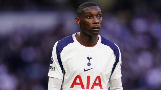 Randal Kolo Muani z Tottenhamu Hotspur počas zápasu Premier League medzi Tottenham Hotspur a Brighton & Hove Albion na štadióne Tottenham Hotspur v Londýne, Spojené kráľovstvo, 18. apríla 2026.