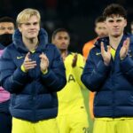 Lucas Bergvall, Archie Gray z Tottenhamu pozdravujú fanúšikov po futbalovom zápase MD5 fázy Ligy majstrov UEFA 2025/26 medzi Paris Saint-Germain (PSG) a Tottenhamom Hotspur