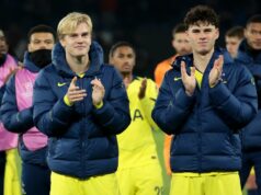 Tím Tottenhamu potvrdil proti Sunderlandu, že Roberto De Zerbi vymenoval do prvej základnej jedenástky Lucas Bergvall, Archie Gray z Tottenhamu pozdravujú fanúšikov po futbalovom zápase MD5 fázy Ligy majstrov UEFA 2025/26 medzi Paris Saint-Germain (PSG) a Tottenhamom Hotspur