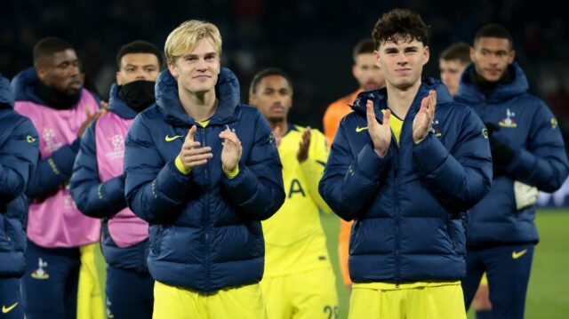 Tím Tottenhamu potvrdil proti Sunderlandu, že Roberto De Zerbi vymenoval Lucas Bergvall, Archie Gray z Tottenhamu pozdravujú fanúšikov po futbalovom zápase MD5 fázy Ligy majstrov UEFA 2025/26 medzi Paris Saint-Germain (PSG) a Tottenhamom Hotspur