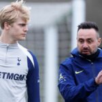 Roberto De Zerbi sa rozpráva s Lucasom Bergvallom pred jeho prvým tréningom ako hlavný tréner Tottenhamu Hotspur