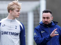 To, čo povedal Roberto De Zerbi na tréningovom ihrisku Tottenhamu, bolo desivé, no odomkne Spurs Roberto De Zerbi sa rozpráva s Lucasom Bergvallom pred jeho prvým tréningom ako hlavný tréner Tottenhamu Hotspur