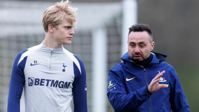 Roberto De Zerbi sa rozpráva s Lucasom Bergvallom pred jeho prvým tréningom ako hlavný tréner Tottenhamu Hotspur