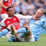 Gabriel Magalhaes z Arsenalu zápasí s Erlingom Haalandom z Manchestru City počas zápasu Premier League medzi Manchestrom City a Arsenalom na Etihad Stadium 19. apríla 2026 v Manchestri v Anglicku.