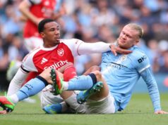 To, čo urobil Gabriel pri dvoch incidentoch s červenou kartou, keď duo Man City odhalilo problém Arsenalu Gabriel Magalhaes z Arsenalu zápasí s Erlingom Haalandom z Manchestru City počas zápasu Premier League medzi Manchestrom City a Arsenalom na Etihad Stadium 19. apríla 2026 v Manchestri v Anglicku.