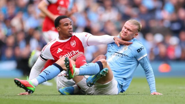 Gabriel Magalhaes z Arsenalu zápasí s Erlingom Haalandom z Manchestru City počas zápasu Premier League medzi Manchestrom City a Arsenalom na Etihad Stadium 19. apríla 2026 v Manchestri v Anglicku.