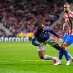 Keď rozhodca Danny Makkelie udelil penaltu za faul na Eberechiho Ezeho, pravidlá IFAB stanovujú, že rozhodnutie môže zrušiť iba vtedy, ak išlo o jasnú a zjavnú chybu.