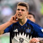 Luka Vuskovič z Hamburger SV oslavuje prvý gól svojho tímu z pokutového kopu počas zápasu Bundesligy medzi VfL Wolfsburg a Hamburger SV vo Volkswagen Arene 7. marca 2026 vo Wolfsburgu v Nemecku.