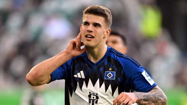 Luka Vuskovič z Hamburger SV oslavuje prvý gól svojho tímu z pokutového kopu počas zápasu Bundesligy medzi VfL Wolfsburg a Hamburger SV vo Volkswagen Arene 7. marca 2026 vo Wolfsburgu v Nemecku.