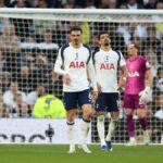 LONDÝN, ANGLICKO - 18. apríla: Hráči Tottenhamu Hotspur boli sklamaní po tom, čo poskytli neskorý vyrovnávajúci gól počas zápasu Premier League medzi Tottenhamom Hotspur a Brighton & Hove Albion na štadióne Tottenham Hotspur 18. apríla 2026 v Londýne v Spojenom kráľovstve. (Foto: Rob Newell – CameraSport cez Getty Images)