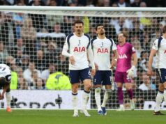 Tottenham najíma psychológa, aby „uzdravil mysle hráčov“ v prípade, že prepadáky smerujúce k zostupu LONDÝN, ANGLICKO - 18. apríla: Hráči Tottenhamu Hotspur boli sklamaní po tom, čo poskytli neskorý vyrovnávajúci gól počas zápasu Premier League medzi Tottenhamom Hotspur a Brighton & Hove Albion na štadióne Tottenham Hotspur 18. apríla 2026 v Londýne v Spojenom kráľovstve. (Foto: Rob Newell – CameraSport cez Getty Images)