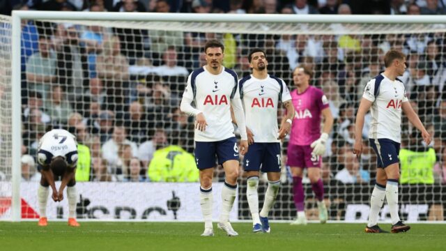 LONDÝN, ANGLICKO - 18. apríla: Hráči Tottenhamu Hotspur boli sklamaní po tom, čo poskytli neskorý vyrovnávajúci gól počas zápasu Premier League medzi Tottenhamom Hotspur a Brighton & Hove Albion na štadióne Tottenham Hotspur 18. apríla 2026 v Londýne v Spojenom kráľovstve. (Foto: Rob Newell – CameraSport cez Getty Images)
