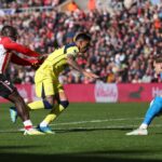 Cristian Romero z Tottenhamu Hotspur je na zemi po tom, čo ho počas zápasu Premier League medzi Sunderlandom a Tottenhamom Hotspur zatlačil Brian Brobbey zo Sunderlandu (bez obrázku)