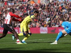 Tottenham poslal po zranení Cristiana Romera jasný verdikt červenej karty, ako sa zhodujú odborníci Cristian Romero z Tottenhamu Hotspur je na zemi po tom, čo ho počas zápasu Premier League medzi Sunderlandom a Tottenhamom Hotspur zatlačil Brian Brobbey zo Sunderlandu (bez obrázku)